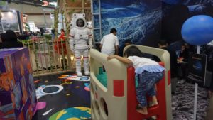 Familia Urban - Anak Bermain-main di Booth Timah Properti