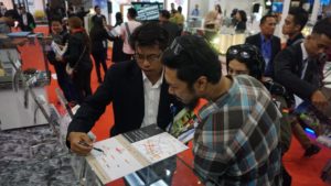 Familia Urban - Pengunjung dan Sales sedang berbincang tentang lokasi familia urban berada