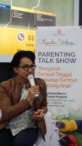 Yosh Aditya Selaku MC di Familia Urban