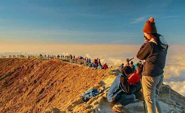 wisata gunung ciremai dikenal di kalangan pendaki indonesia