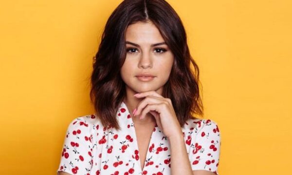 Selena gomez adalah penyanyi terkenal di dunia