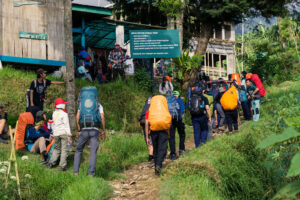 Jalur Pendakian Melalui Gunung Putri